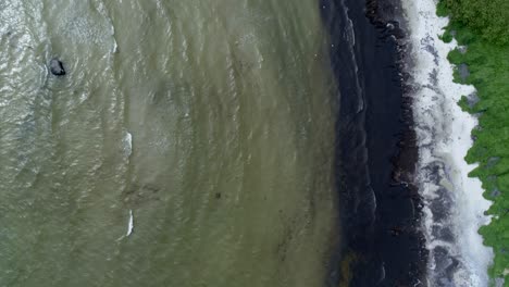 Vertikaler-Schuss-Ruhiger-Wellen-Am-Strand-Von-Skane-In-Südschweden