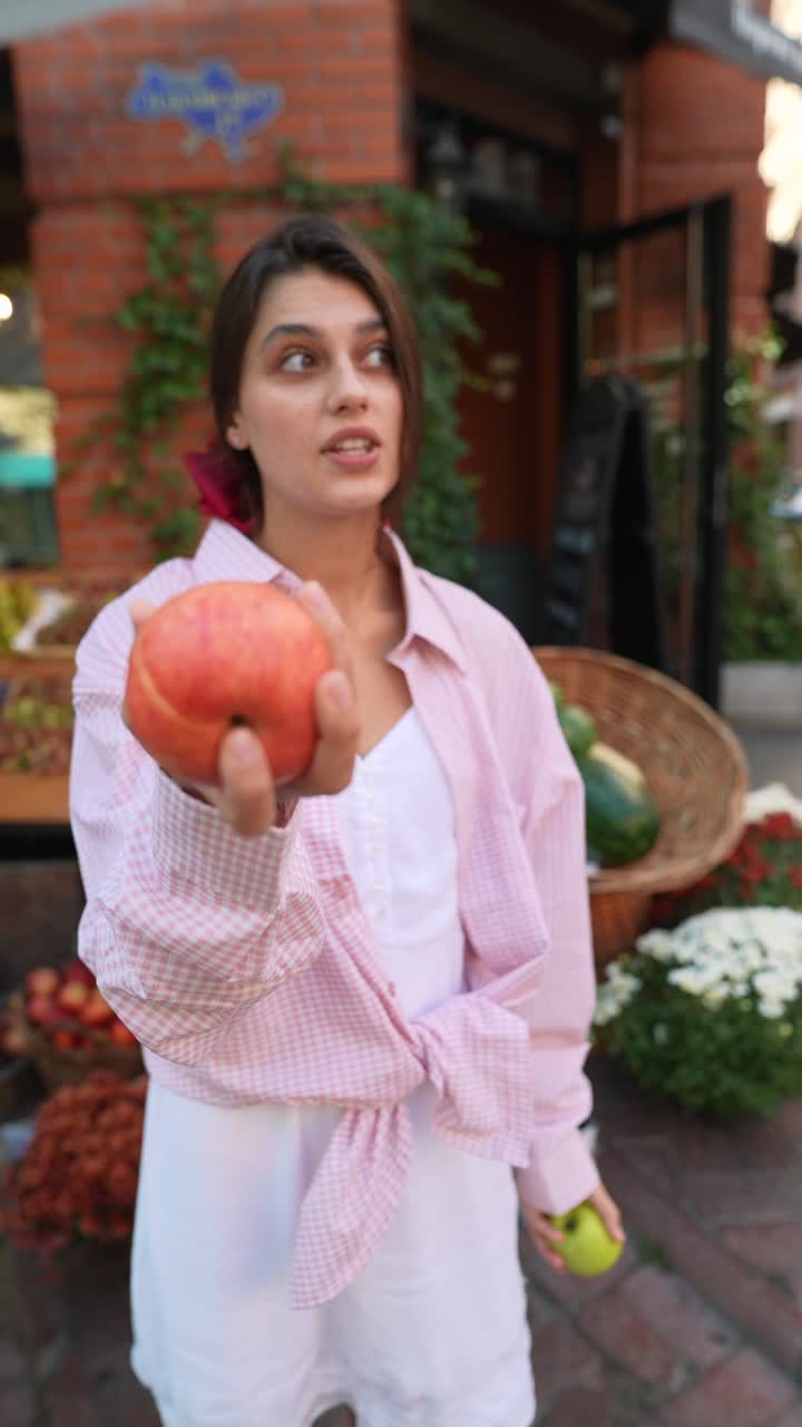 사과를 들고 있는 젊은 여성