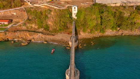 Verkleinern-Sie-Die-Drohnenaufnahme-Eines-Zuckerrohrpiers-In-Aguadilla,-Puerto-Rico