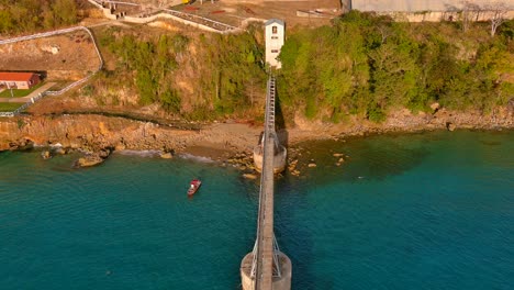 alejar la toma de un dron de un muelle de caña de azúcar ubicado en aguadilla, puerto rico