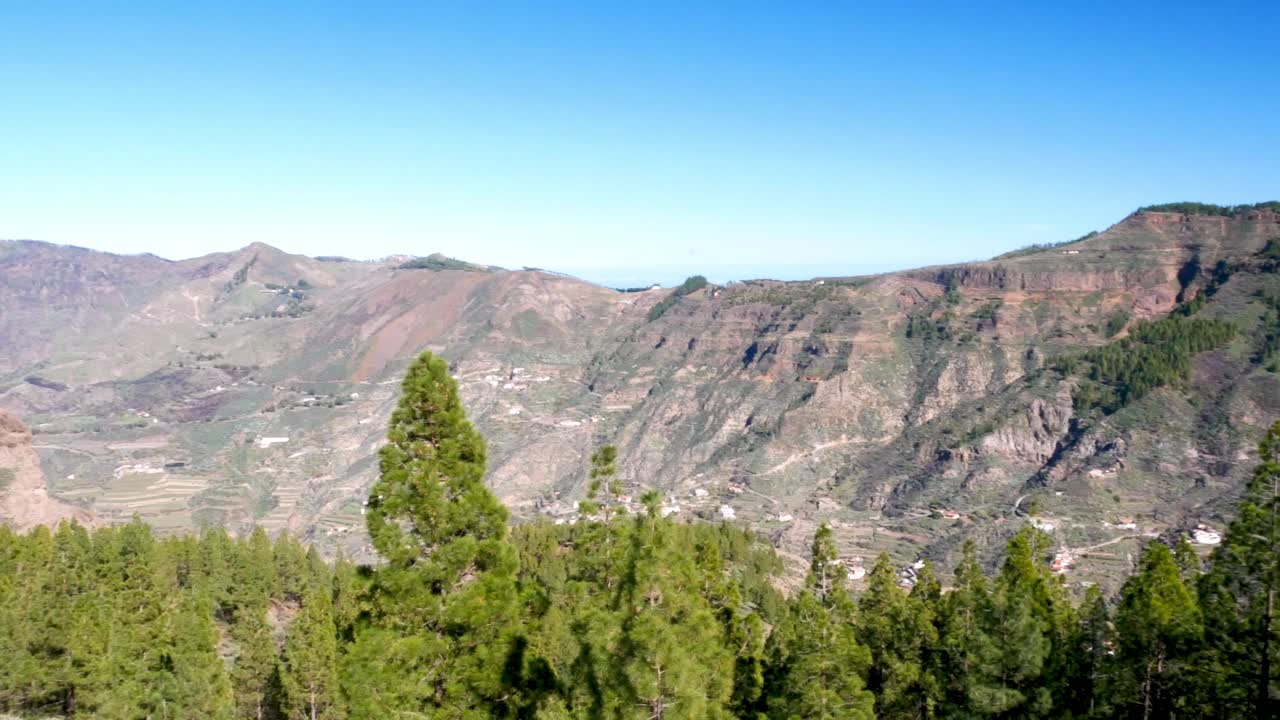 cacerola izquierda sobre el valle de "los llanos" en gran canaria, islas canarias