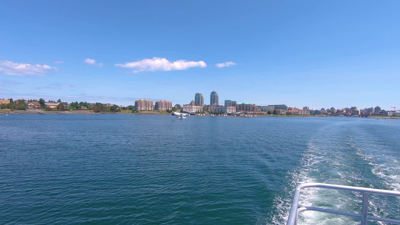 vista desde la popa del barco con hidroavión entrando en tierra en las aguas