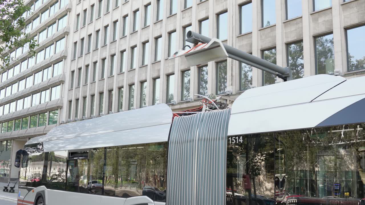 электробус заряжается возобновляемым электричеством на энергетической станции