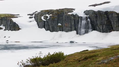 Ein-Wasserfall-Fließt-Durch-Einen-Zugefrorenen-Fluss-In-Reykjavik-Island