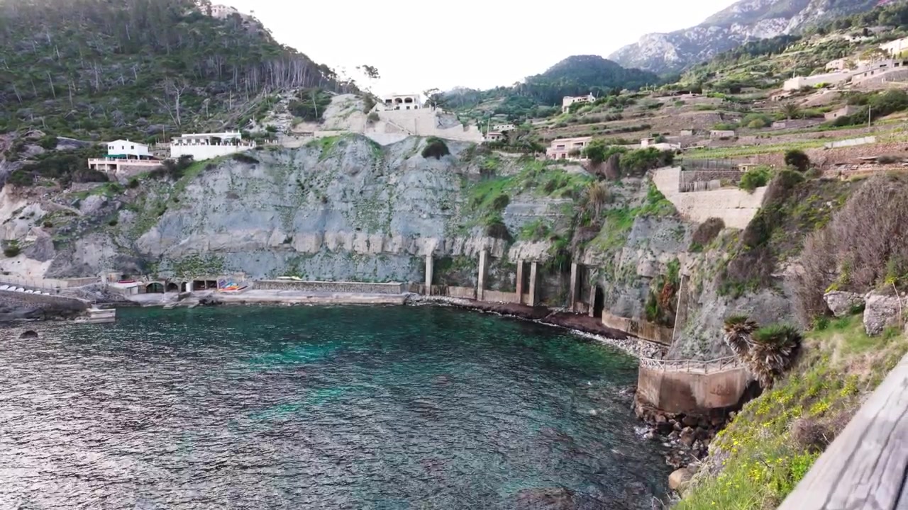 Mayorka, İspanya'daki Cala Banyalbufar Kıyı Kayalıkları ve Taş Merdiven.