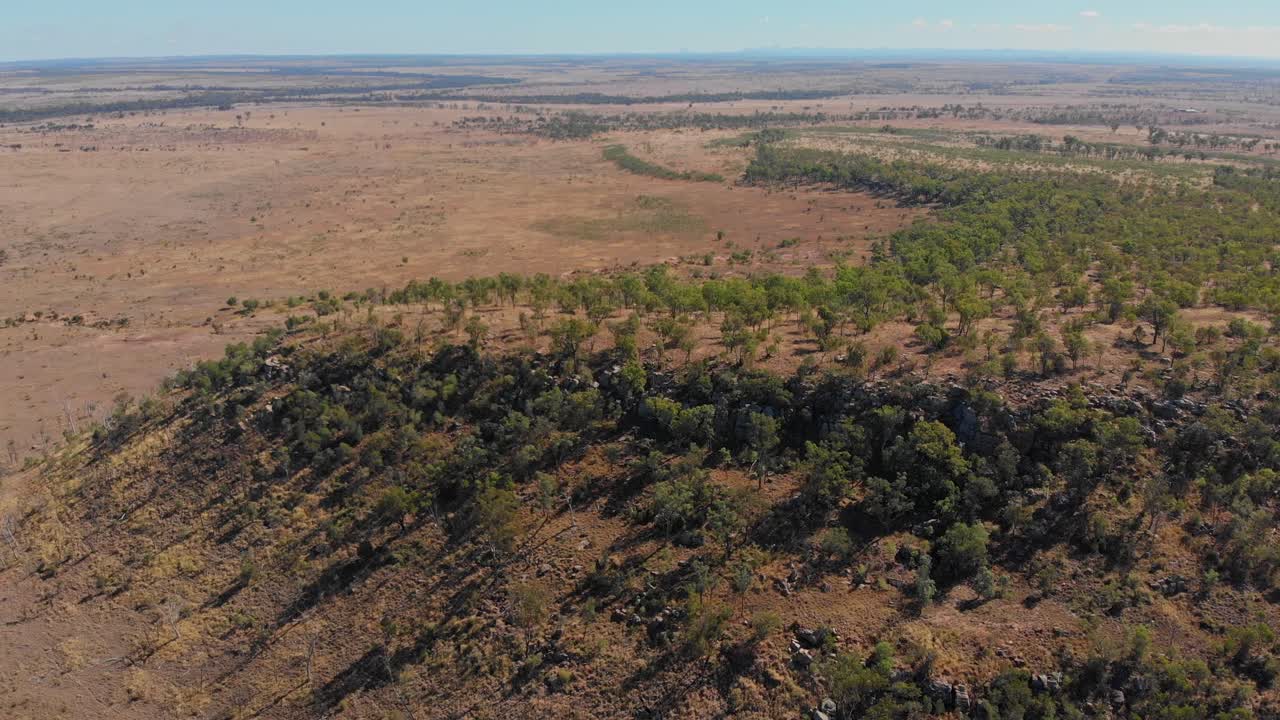 Montagna arida nella boscaglia nel fiume MacKenzie, Queensland, Australia