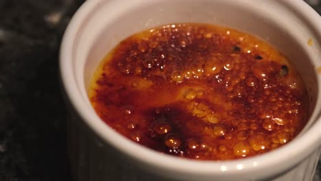 quemar una porción de crema brulée de postre francés en primer plano
