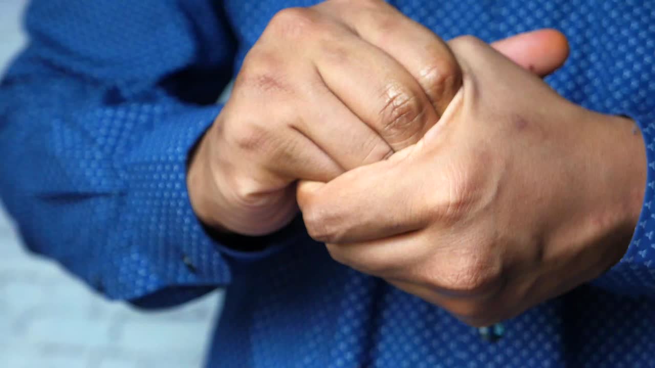 persona sosteniendo sus manos