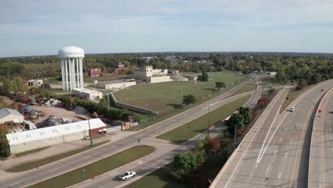 Flint,-Michigan-Water-Tower-Und-Kläranlage-Breite-Aufnahme-Neben-475-Highway-Und-Drohnenvideo,-Das-Sich-Vorwärts-Bewegt