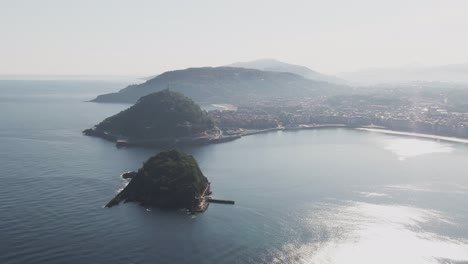 majestuosa costa de la ciudad de san sebastián en españa, vista cinematográfica aérea