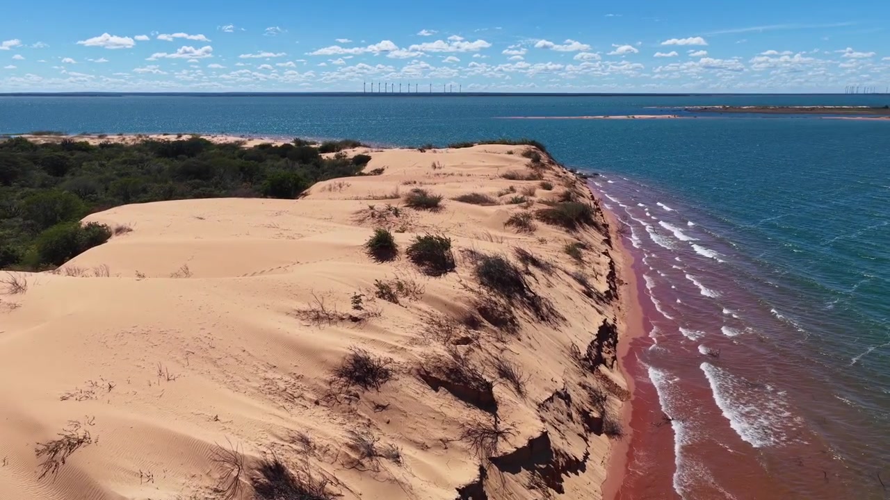 Dunas do Velho Chico em Casa Nova, Bahia, Brasil. Dunas de Areia Sinuosas. Cenário do Rio São Francisco. Dunas do Velho Chico na Bahia. Paisagem Ribeirinha. Aldeia de Povos Nativos. Viagem de Férias. Nordeste do Brasil.
