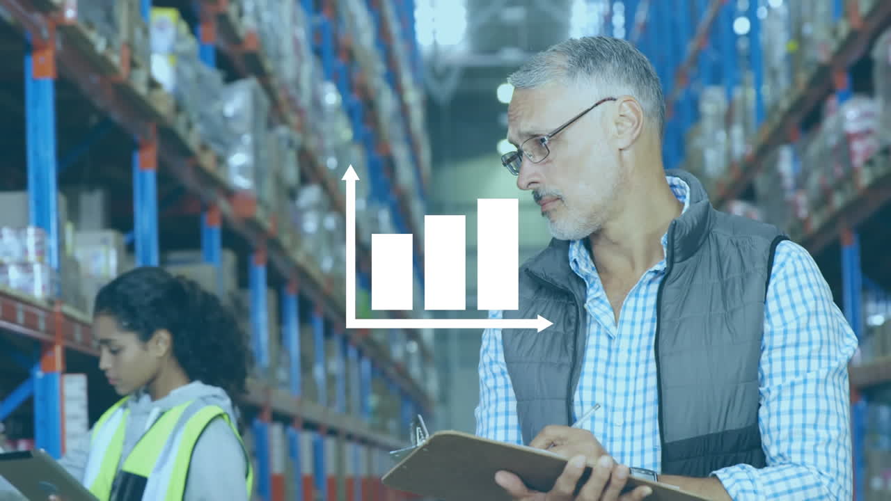 animación de gráficos de barras blancas sobre empleados caucásicos escribiendo detalles en el portapapeles en el almacén