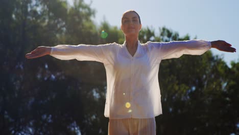 mujer realizando yoga durante las vacaciones de safari 4k