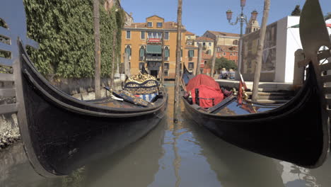 dos góndolas en venecia, italia