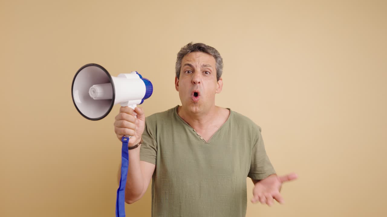 hombre con megáfono