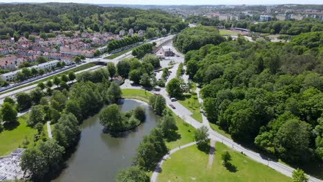 piękny krajobraz wypełniony zielonymi drzewami w parku slottskogen w göteborgu, szwecja - dron powietrzny