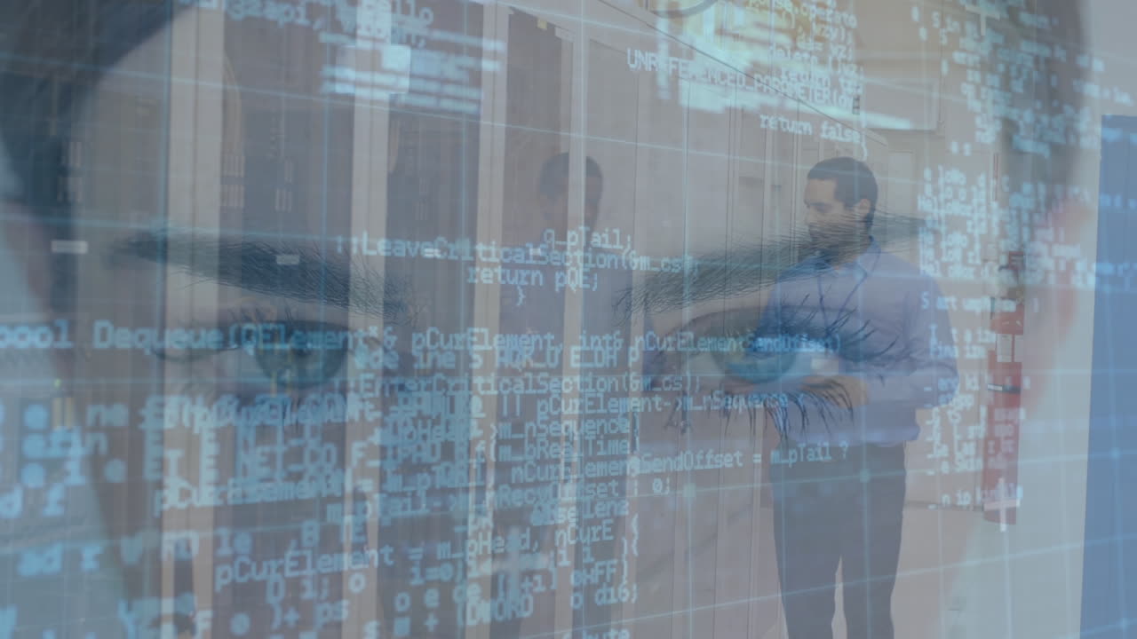 animación de c procesamiento de datos sobre la cara de la mujer y técnico informático masculino caucásico por servidor