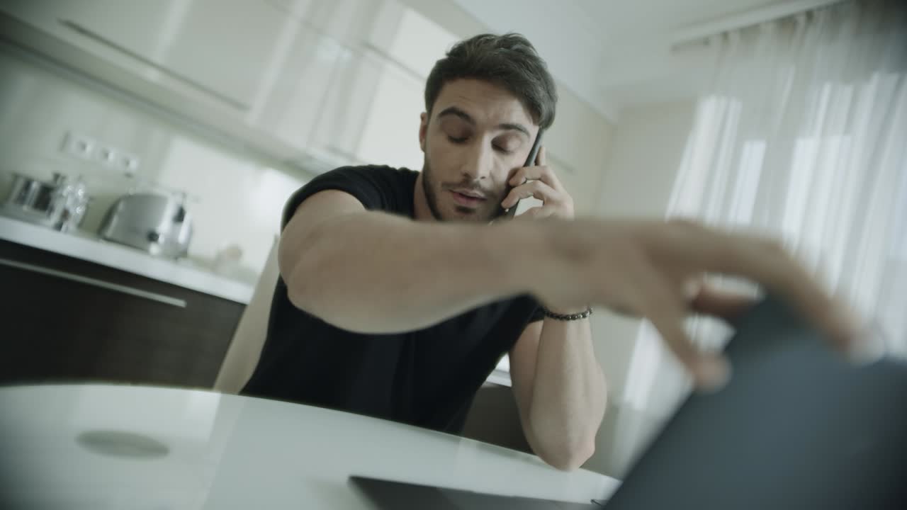 집에서  ⁇ 드폰으로 이야기하는 분노한 남자. 좌절된 기업가