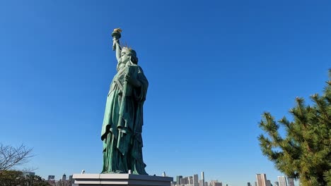 Freiheitsstatue-In-Odaiba,-Tokio,-Japan