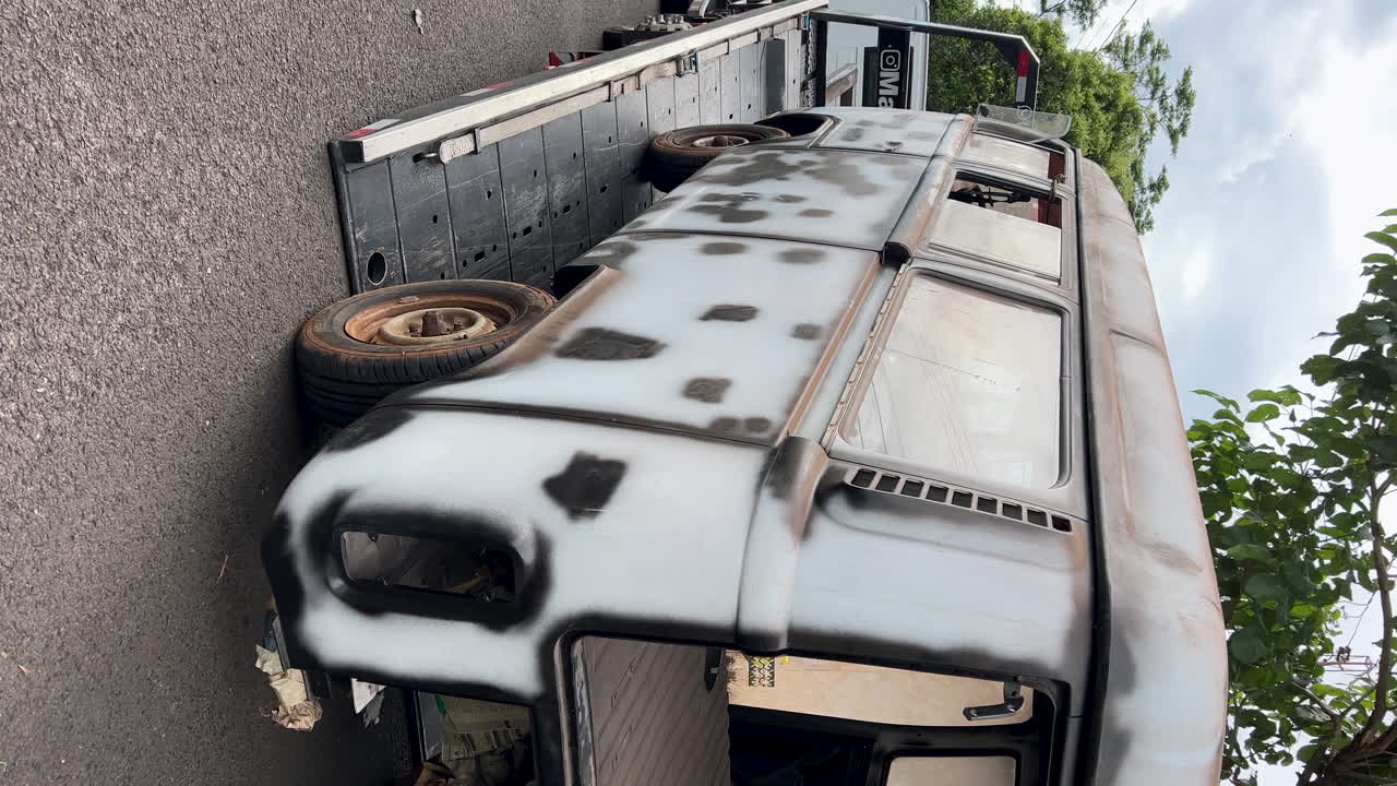 복원을 위해 견인되는 빈티지 자동차의 세부 사항