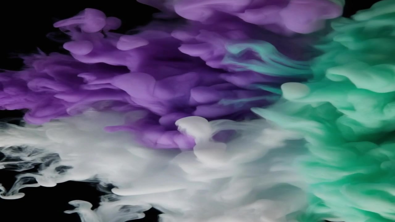 Vortici astratti di inchiostro viola, verde e bianco nell'acqua