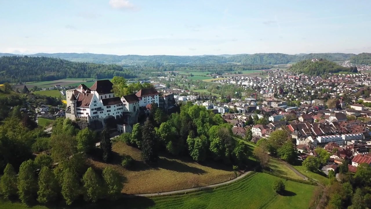 Luftaufnahme der Burg und der Stadt Lenzburg, Aargau, Schweiz.
