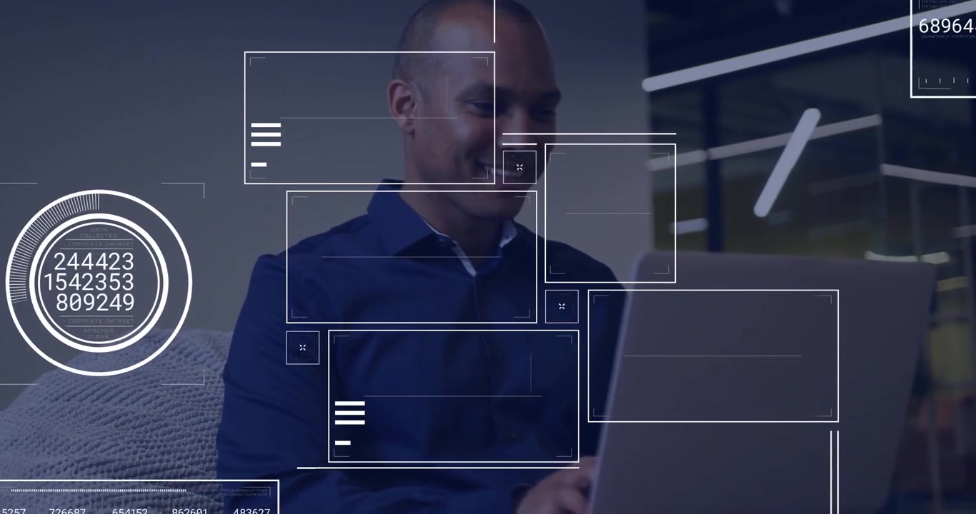 Uomo di mezza età che apre il laptop sul divano in ufficio attivando grafici di dati tecnologici sullo schermo per l'analisi