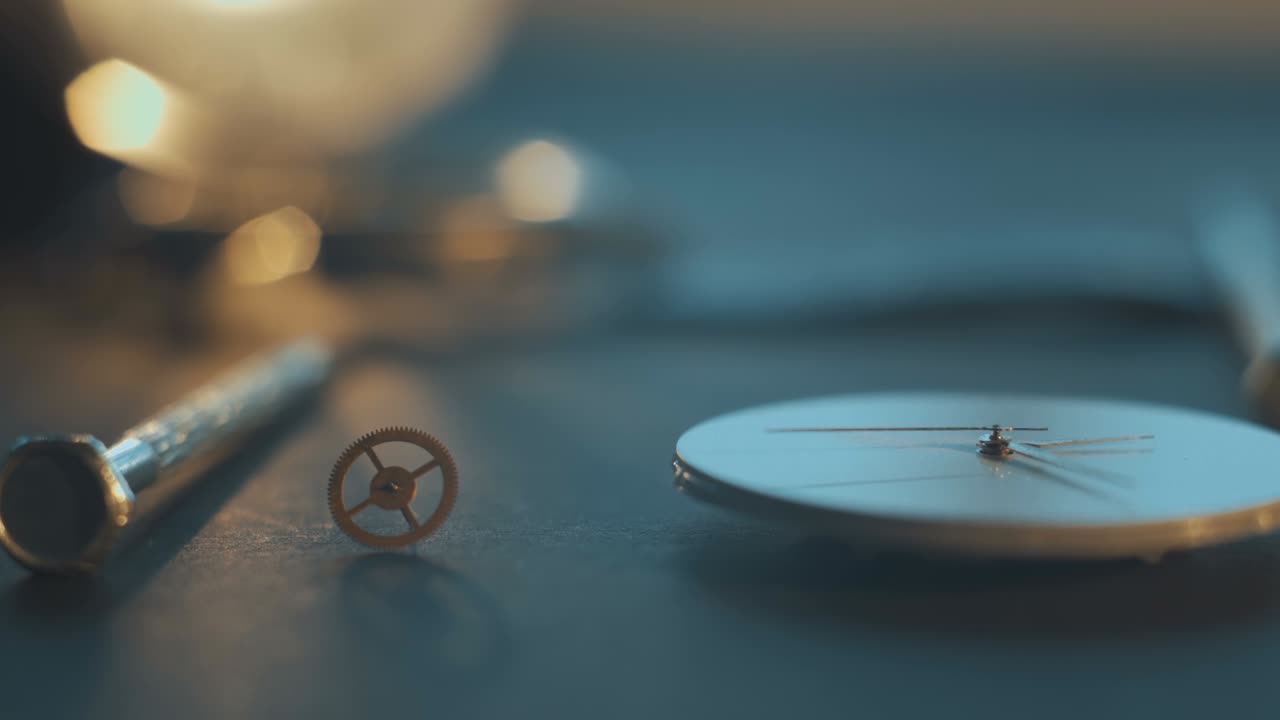 хорошая часовая мастерская с большим количеством деталей и зубчатых колес, разобранные механические часы,