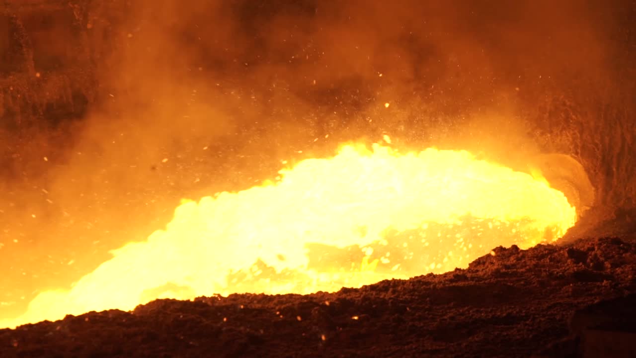 녹은 금속을 오븐에 부어 넣는 것