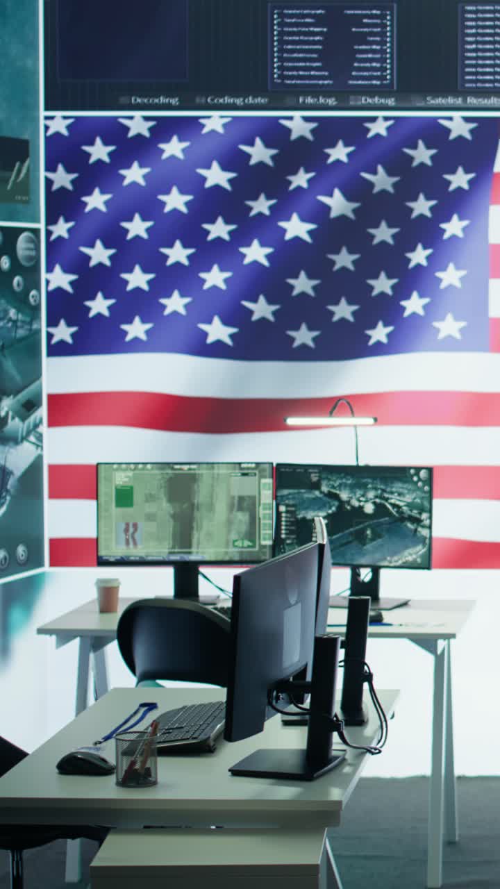 Video verticale. Centro di controllo militare americano vuoto con equipaggiamento ad alta tecnologia e un grande schermo