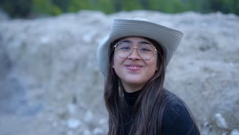 mujer joven al aire libre