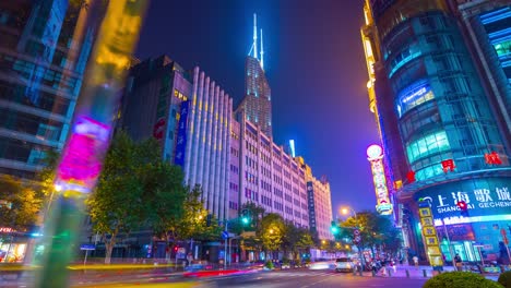 noche iluminada tráfico de la ciudad de shanghai reflejo lateral de la calle panorama 4k lapso de tiempo china