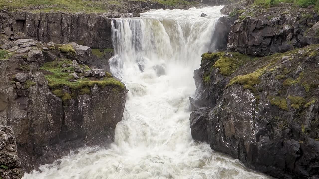 poderosa cascada de nykurhylsfoss en islandia en las inundaciones