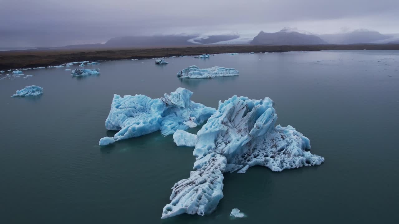 orbita alrededor de icebergs masivos en islandia en un día nublado sombrío
