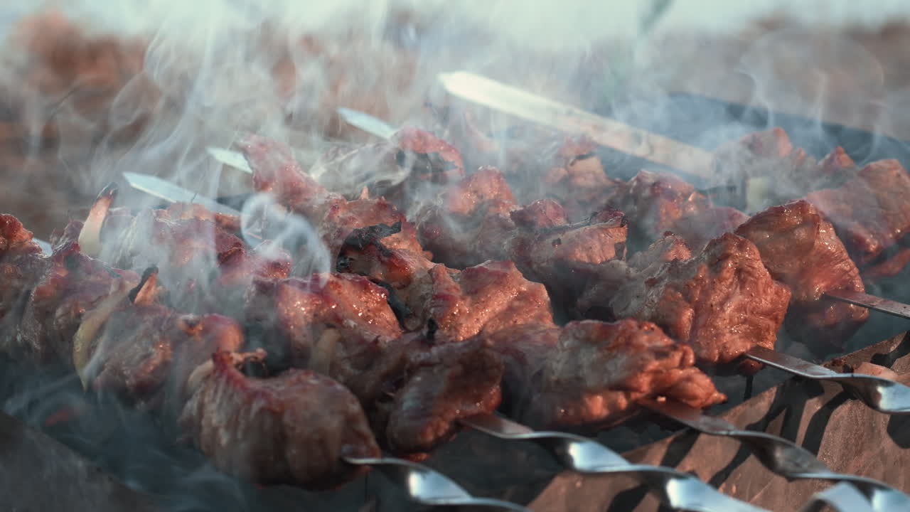 barbacoa ahumada de cerca a la parrilla en el brasero. carne a la parrilla asada en carbón