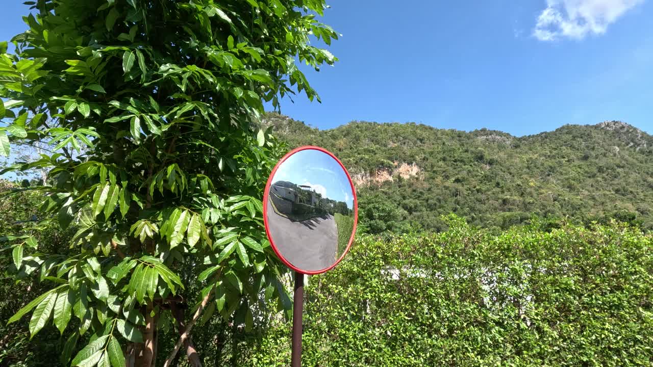 промежуток времени пейзажа через выпуклое зеркало.