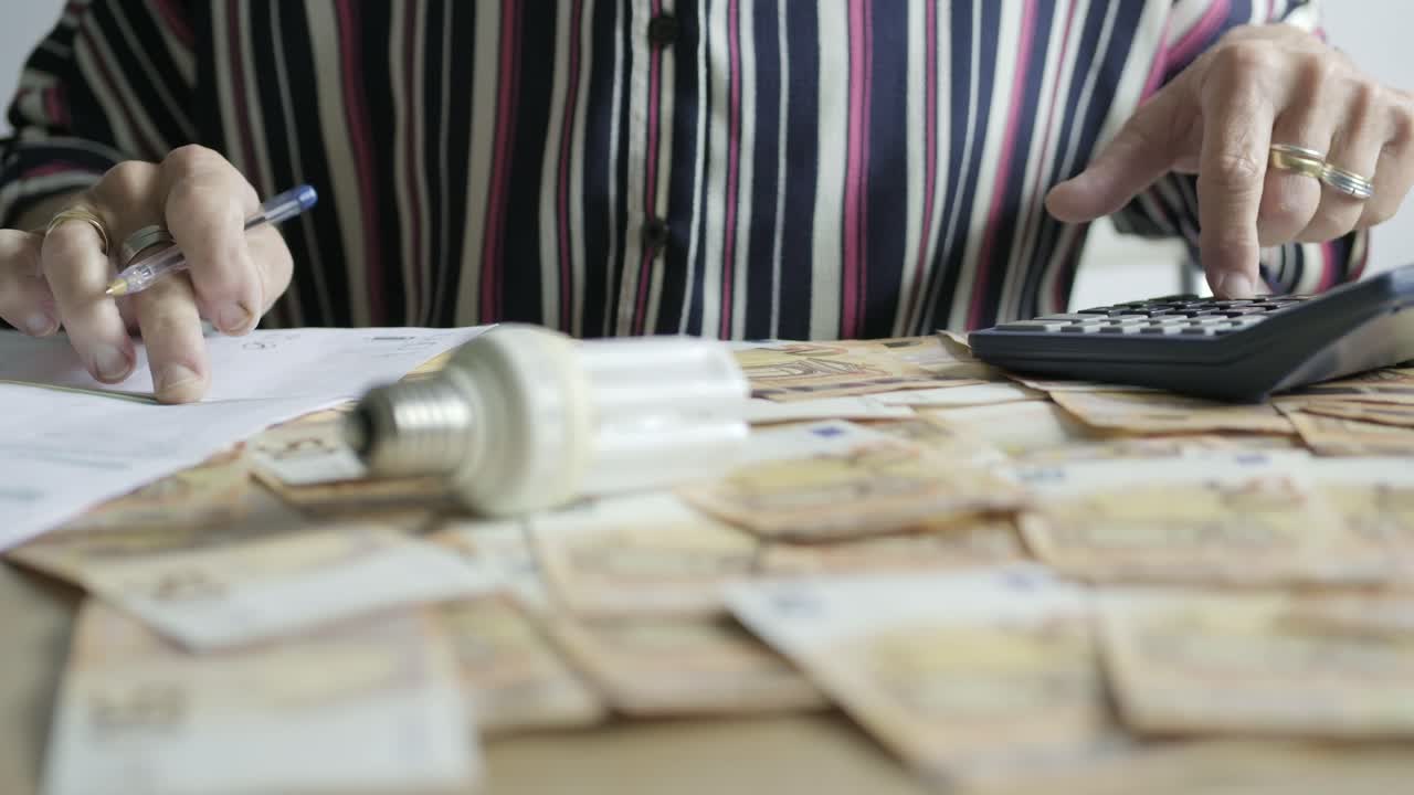 50 유로 지폐로 가득 찬 데스크, 카우카시안 손, 계산기를 확인하고 아이디어를 찾는 종이 지폐