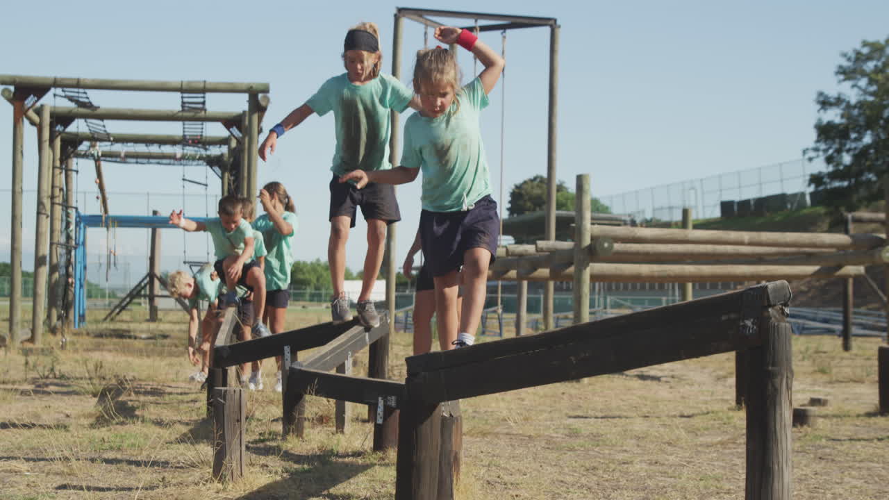 grupo de niños caucásicos entrenando en un campamento de entrenamiento