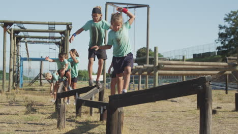 Grupo-De-Niños-Caucásicos-Entrenando-En-El-Campo-De-Entrenamiento