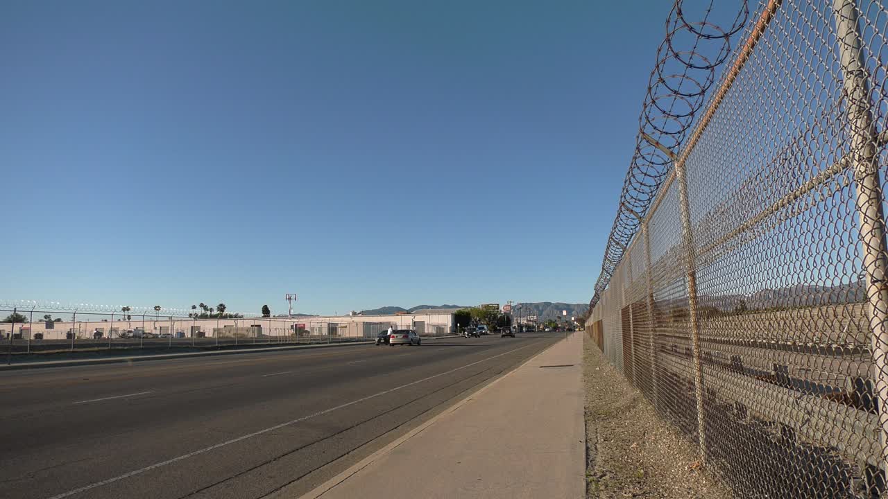 el avión pasa por la carretera local antes de aterrizar