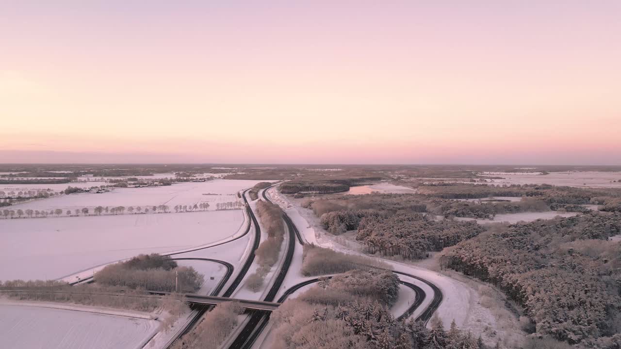 해가 뜨고 해가 지는 눈 인 고속도로 교차로
