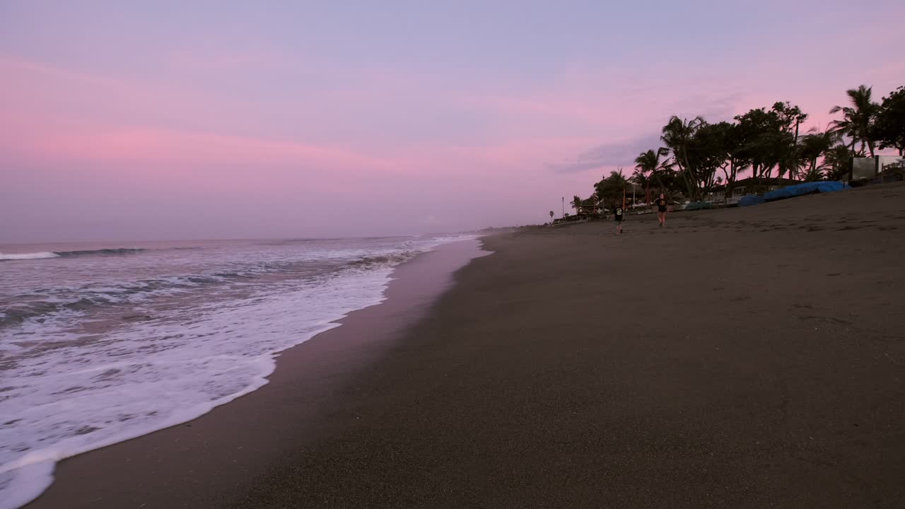 amanecer en la playa de berewa en canggu, bali