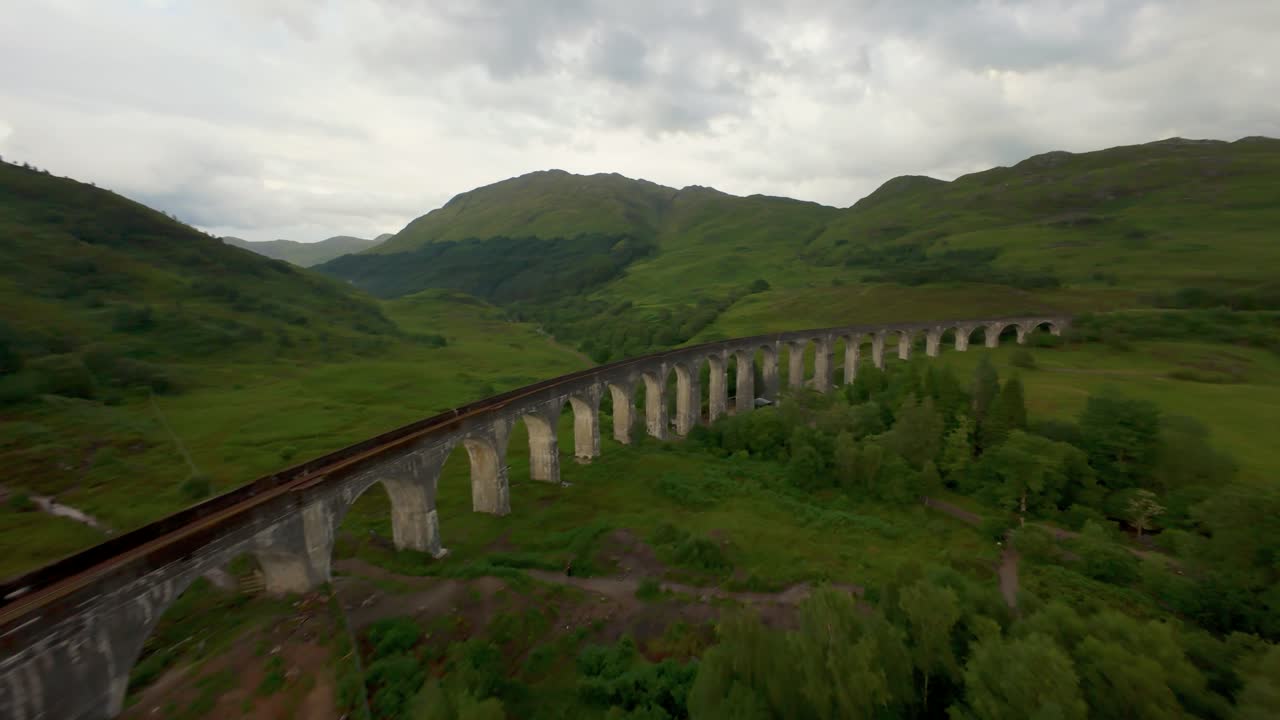 FPV-drone glir over det tomme Glenfinnan Viaduct, og viser de enorme buene og Loch Shiel. Denne broen er den berømte ruten for et damptog omtalt i klassisk trollmannslære.