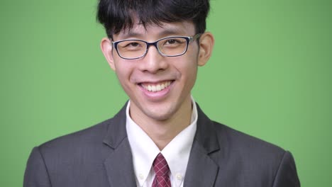 젊은 행복한 아시아 사업가 미소