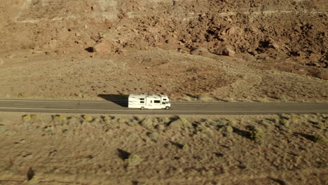 Imágenes-De-Drones-De-Vista-Lateral-De-Rv-Conduciendo-A-Lo-Largo-De-La-Carretera-En-Un-Viaje-Por-Carretera-Estadounidense-En-El-Desierto-En-Utah