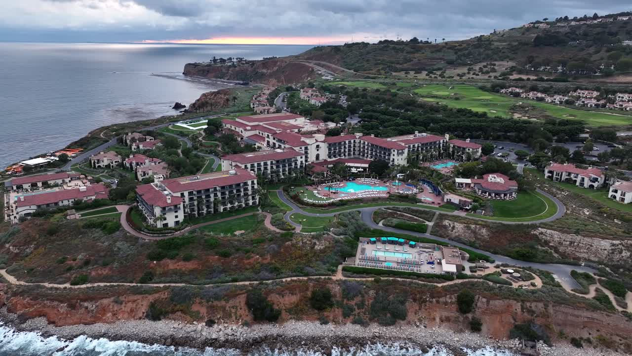테라네아 럭셔리 리조트 주변의 항공 전망, 랜초 팔로스 베르데스 (rancho palos verdes, 미국) 의 구름이 많은 저녁