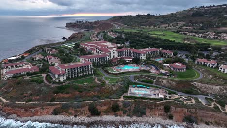 Aerial-view-around-the-Terranea-luxury-resort,-cloudy-evening-in-Rancho-Palos-Verdes,-USA