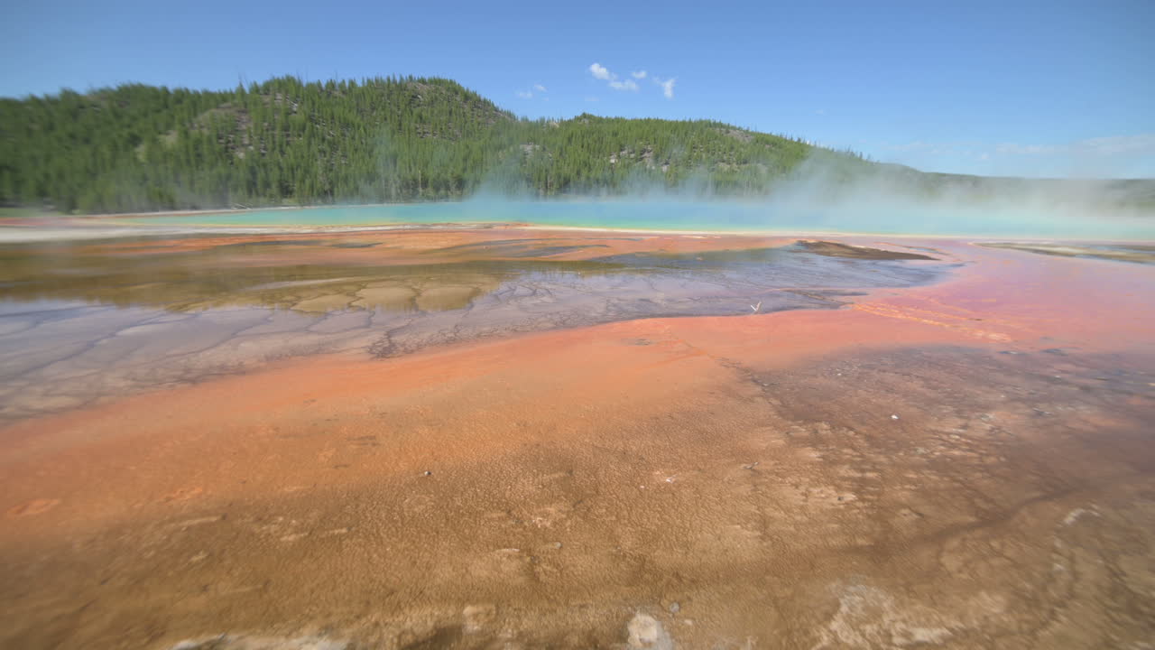 vapor sobre la gran piscina prismática, aguas termales en el parque nacional de yellowstone, wyoming, ee.uu.