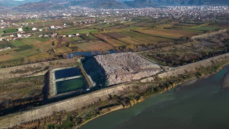 el agua contaminada que se filtra de los vertederos fluye en el río y pone en peligro las especies acuáticas y la fauna circundante.