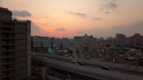 타이완의 해가 지는 하늘, 타이베이 시 교통, 거리, 도로 교차로, 항공상 4k